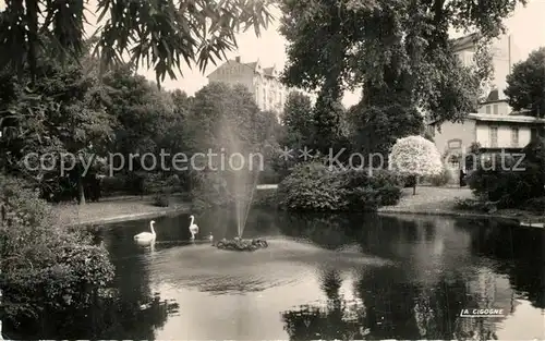 Vichy_Allier Bassin des Cygnes dans les grands parcs Vichy Allier