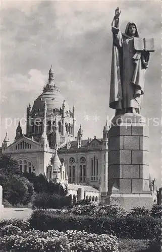 AK / Ansichtskarte Lisieux La Basilique Statue de Ste Therese a lEntree du Parvis Lisieux