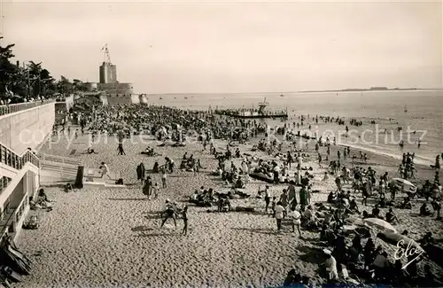 AK / Ansichtskarte Fouras_Charente Maritime Grande Plage Nouvelles Cabines au fond le Semaphore Piscine Fouras Charente Maritime