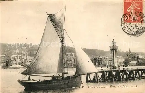 AK / Ansichtskarte Trouville sur Mer Entree des Jetees Voilier Phare Trouville sur Mer
