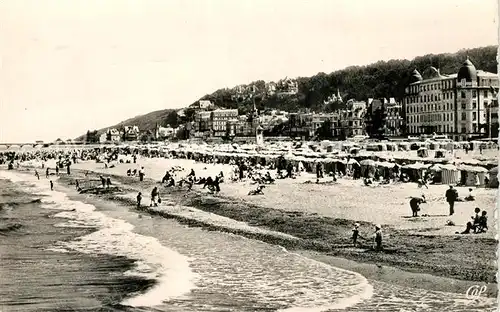 AK / Ansichtskarte Trouville sur Mer La Reine des Plages La Plage a maree haute Trouville sur Mer