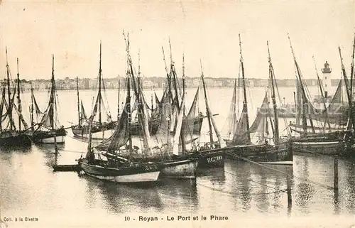 AK / Ansichtskarte Royan_Charente Maritime Le Port et le Phare bateaux Royan Charente Maritime