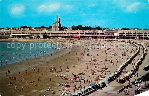 AK / Ansichtskarte Royan_Charente Maritime La Plage Front de Mer Eglise vue du Family Hotel Royan Charente Maritime