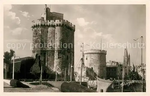 AK / Ansichtskarte La_Rochelle_Charente Maritime Tours de la sortie du port La_Rochelle