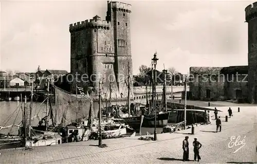 AK / Ansichtskarte La_Rochelle_Charente Maritime Un coin du port et Tour Saint Nicolas Bateaux La_Rochelle