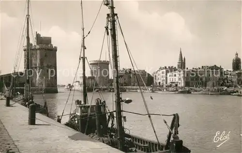 AK / Ansichtskarte La_Rochelle_Charente Maritime Sortie du Port et Tours Bateau La_Rochelle