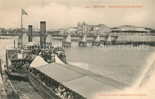 AK / Ansichtskarte Royan_Charente Maritime Arrivee d un Train de Plaisir Bateau Pont Royan Charente Maritime