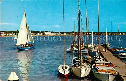 AK / Ansichtskarte Royan_Charente Maritime Depart de Voiliers du port Facade du Boulevard F. Garnier Royan Charente Maritime