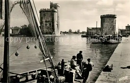 AK / Ansichtskarte La_Rochelle_Charente Maritime Au port Bateau de peche Tours La_Rochelle