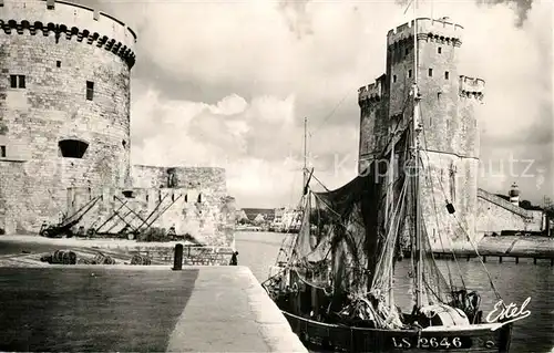 AK / Ansichtskarte La_Rochelle_Charente Maritime Tours Saint Nicolas et de la Chaine Bateau de peche La_Rochelle