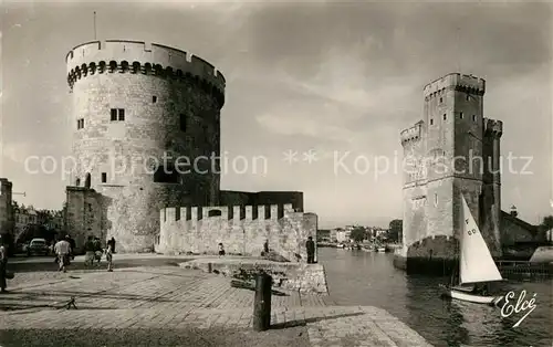 AK / Ansichtskarte La_Rochelle_Charente Maritime Entree du Port et ses Tours La_Rochelle