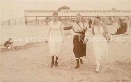 AK / Ansichtskarte Ahlbeck_Ostseebad Damen am Strand Seebruecke Ahlbeck_Ostseebad