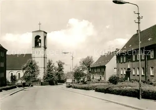 AK / Ansichtskarte Glauchau Geschwister Scholl Strasse mit kath Kirche Glauchau