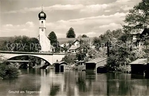 AK / Ansichtskarte Gmund_Tegernsee Bootshaeuser Bruecke Kirche Gmund Tegernsee