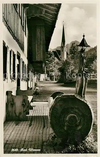 AK / Ansichtskarte Bad_Wiessee Holzbrunnen Blick zur Kirche Bad_Wiessee