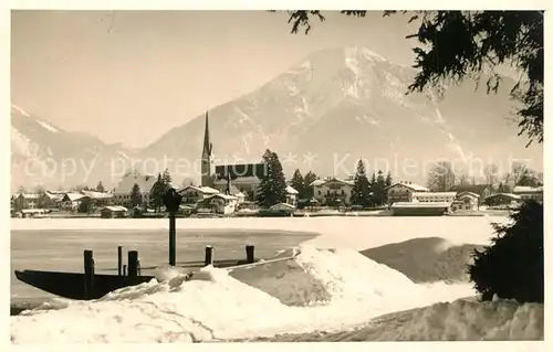 AK / Ansichtskarte Rottach Egern Uferpartie am See Winterlandschaft Alpen Rottach Egern