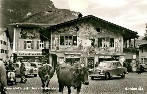 AK / Ansichtskarte Garmisch Partenkirchen Strassenidylle Kuehe Fassadenmalerei Huber Karte Nr. 654 Garmisch Partenkirchen