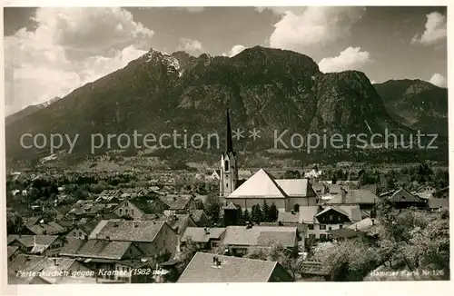 AK / Ansichtskarte Partenkirchen Stadtbild mit Kirche gegen Kramer Ammergauer Alpen Partenkirchen