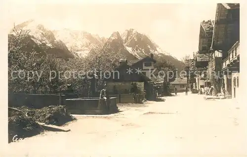 AK / Ansichtskarte Garmisch Partenkirchen Ortsmotiv mit altem Brunnen Alpenblick Garmisch Partenkirchen