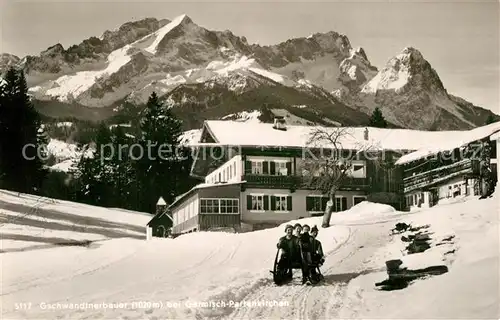 AK / Ansichtskarte Garmisch Partenkirchen Gschwandtnerbauer im Winter Schlitten Wettersteingebirge Garmisch Partenkirchen