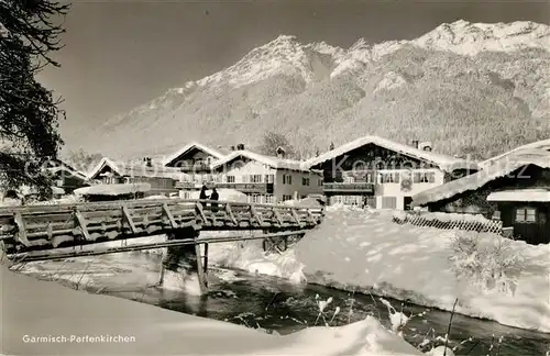 AK / Ansichtskarte Garmisch Partenkirchen Loisachstrasse mit Schneggnsteg und Kramer Winterpanorama Garmisch Partenkirchen