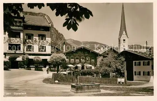 AK / Ansichtskarte Garmisch Partenkirchen Ortsmotiv mit Blick zur Kirche Garmisch Partenkirchen