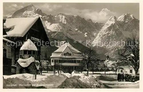 AK / Ansichtskarte Garmisch Partenkirchen Marktplatz im Winter mit Zugspitzmassiv Wettersteingebirge Garmisch Partenkirchen
