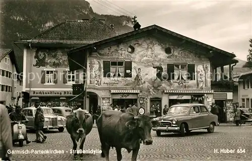 AK / Ansichtskarte Garmisch Partenkirchen Strassenidylle Kuehe Fassadenmalerei Huber Karte Nr 654 Garmisch Partenkirchen