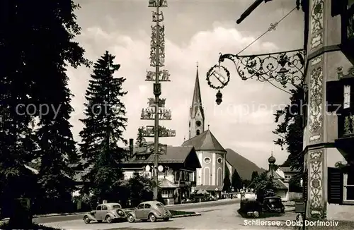 AK / Ansichtskarte Schliersee Dorfmotiv mit Maibaum Blick zur Kirche Schliersee