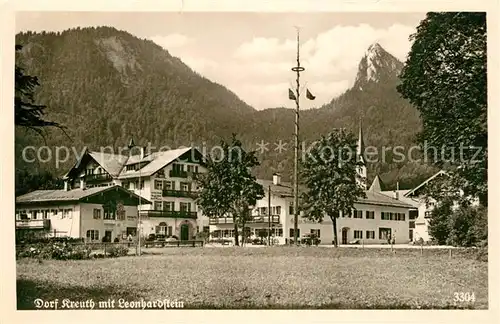 AK / Ansichtskarte Dorf_Kreuth Ortsmotiv mit Maibaum Blick zum Leonhardstein Dorf Kreuth