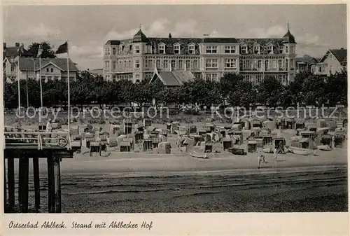 AK / Ansichtskarte Ahlbeck_Ostseebad Strand mit Hotel Ahlbecker Hof Ahlbeck_Ostseebad