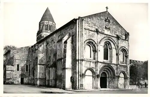 AK / Ansichtskarte Saintes_Charente Maritime La facade de leglise romane de labbaye aux Dames Saintes Charente Maritime