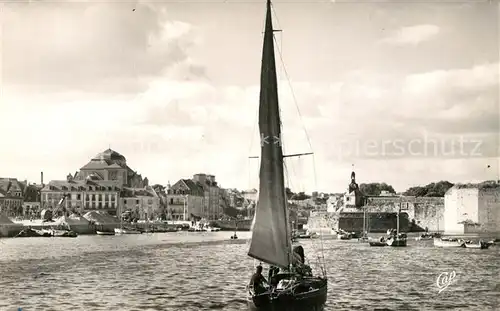 AK / Ansichtskarte Concarneau_Finistere Le port et la ville close Concarneau_Finistere