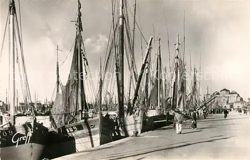 AK / Ansichtskarte Concarneau_Finistere Thoniers au quai de debarquement Concarneau_Finistere