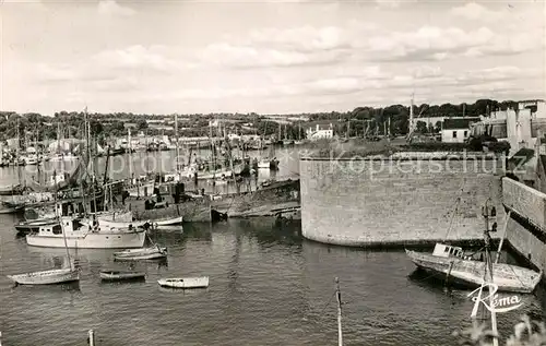 AK / Ansichtskarte Concarneau_Finistere Le Port et au fond la ville close Concarneau_Finistere