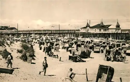 AK / Ansichtskarte Ahlbeck_Ostseebad Strand mit Seebr?cke Ahlbeck_Ostseebad