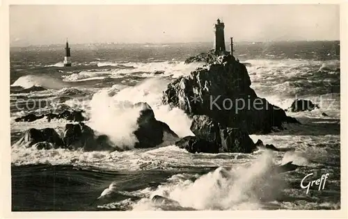 AK / Ansichtskarte Pointe_du_Raz Le Phare de la vieille par tempete Leuchtturm Kueste Brandung Pointe_du_Raz