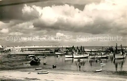 AK / Ansichtskarte Lesconil_Plobannalec Le Port et la plage des Sables Blancs 