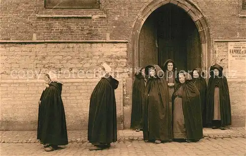 AK / Ansichtskarte Bruges_Flandre Vieilles Brugeoises sortant de leglise  Bruges_Flandre