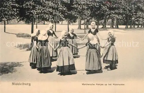 AK / Ansichtskarte Middelburg_Zeeland Walchersche Meisjes op het Molenwater Middelburg_Zeeland