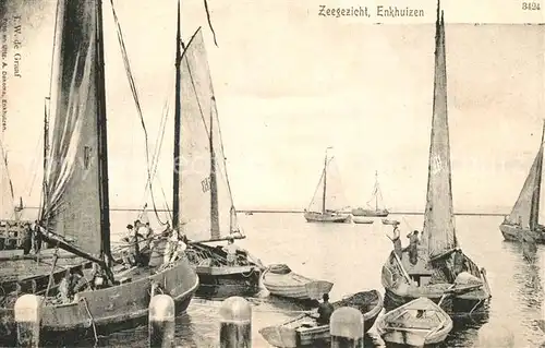 AK / Ansichtskarte Enkhuizen Zeegezicht Hafen Segelboote Fischerboote Enkhuizen