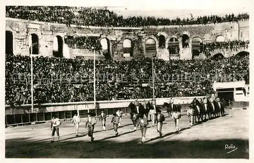 AK / Ansichtskarte Nimes Cours de taureaux aux ar?nes romanines Le pasco Nimes