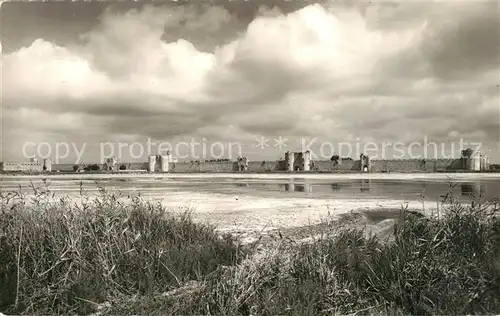 AK / Ansichtskarte Aigues Mortes_Gard Porte de la Camarque Les Remparts Aigues Mortes Gard