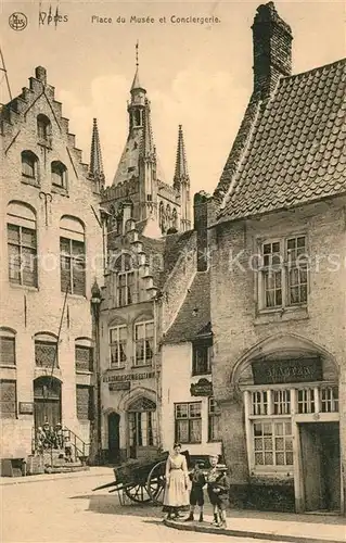 AK / Ansichtskarte Ypres_Ypern_West_Vlaanderen Place du Musee et Conciergerie Ypres_Ypern
