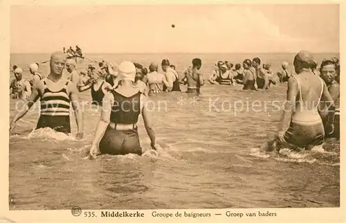 AK / Ansichtskarte Middelkerke Groupe de baigneurs Middelkerke