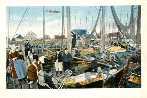AK / Ansichtskarte Volendam Hafen Fischerboote Trachten Volendam