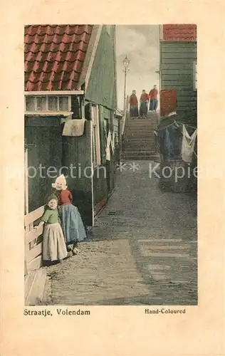 AK / Ansichtskarte Volendam Straatje Wohnhaeuser Gasse Trachten handkoloriert Volendam
