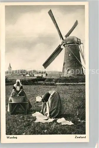 AK / Ansichtskarte Zeeland_Niederlande Zeeuwse klederdrachten wasdag Molen Waschtag Trachten Windmuehle Zeeland_Niederlande