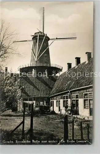 AK / Ansichtskarte Gouda Roomsche hofje met molen De Rode Leeuw Bauernhof Windmuehle Gouda