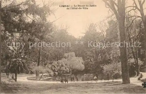 AK / Ansichtskarte Cognac Le Bassin du Jardin de lHotel de Ville Cognac